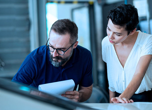 Two people evaluating a car using Recall Management