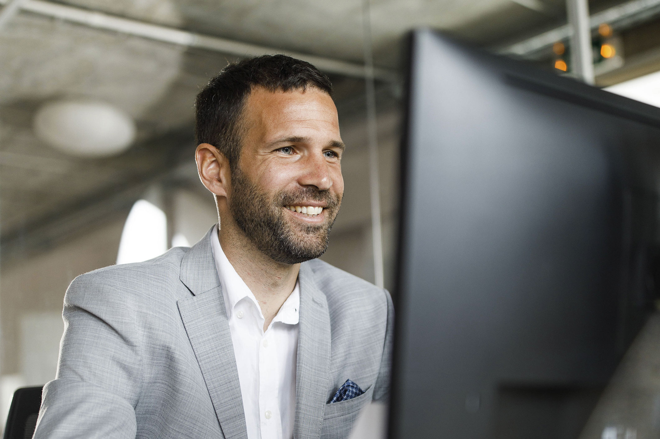 Man at computer using Retail Management Intelligence